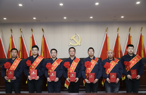 0206 修理能手從左至右依次為 邵冠峰、王寶玉、潘春樂、李龍、許特斯、韓利杰、寇增亮.jpg