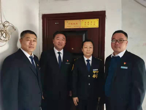 “一人得獎(jiǎng)，全家光榮” 送“牌”上門(mén)，集團(tuán)為標(biāo)兵先進(jìn)送去榮譽(yù)喜報(bào)牌匾