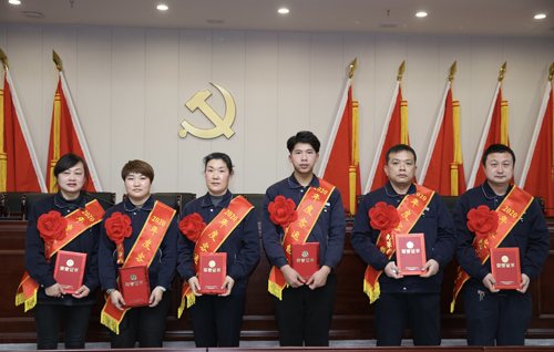 0205 客運(yùn)能手從左至右依次為 吳婷、李若芳、李彩霞、嚴(yán)成彬、姚乃遜、沈金雷.jpg