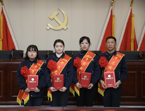 0207 從左至右依次為 點(diǎn)鈔能手王璐、充值能手孫昭娣、教學(xué)能手王慧娟、孫衛(wèi)東.jpg