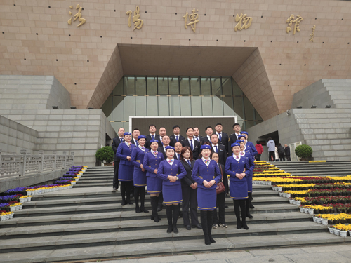 瞧！春分時節(jié)的最美公交藍(lán)！