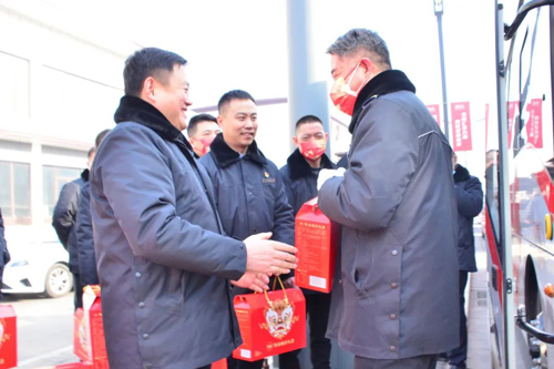 進(jìn)站點(diǎn)！集團(tuán)領(lǐng)導(dǎo)與一線職工共度新春