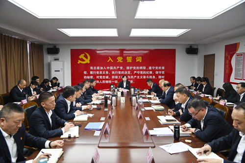 打好“收官戰(zhàn)” 謀好“開局篇”！洛陽(yáng)公交集團(tuán)召開11月董事長(zhǎng)月調(diào)度會(huì)02.JPG